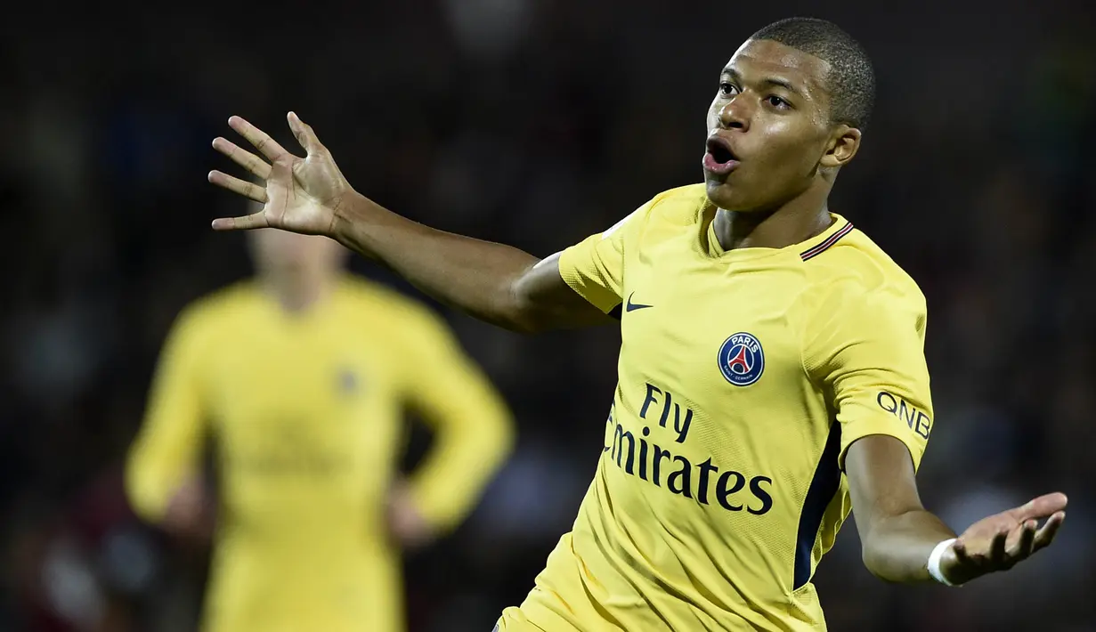 Striker PSG, Kylian Mbappe, merayakan gol yang dicetaknya ke gawang Metz pada laga Ligue 1 Prancis di Stadion Saint-Symphorien, Moselle, Jumat (8/9/2017). Metz kalah 1-5 dari PSG. (AFP/Jean-Christphe Verhaegen)