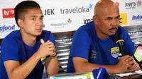 Kim Jeffrey Kurniawan dan asisten pelatih Persib Bandung, Herrie Setyawan (Foto: Kukuh Saokani/Liputan6.com)