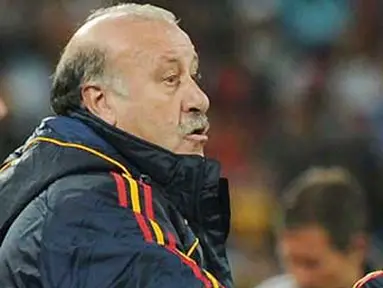 Pelatih Spanyol Vicente Del Bosque saat memberi instruksi kepada anak-anak asuhannya di laga semifinal PD 2010 melawan Jerman di Moses Mabhida Stadium, Durban, 7 Juli 2010. Spanyol unggul 1-0. AFP PHOTO / CARL DE SOUZA 