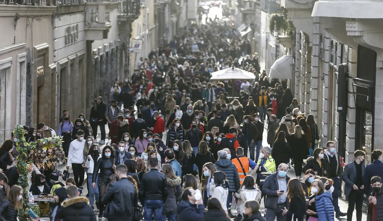 Kepadatan area pusat perbelanjaan Via del Corso menyusul pembatasan COVID-19 yang mulai dilonggarkan di Roma, Italia, Sabtu (6/2/2021). Sejumlah wilayah di Italia saat ini berada pada kategori "kuning" yang berarti berisiko rendah dalam penularan Covid-19. (Cecilia Fabiano/LaPresse via AP)