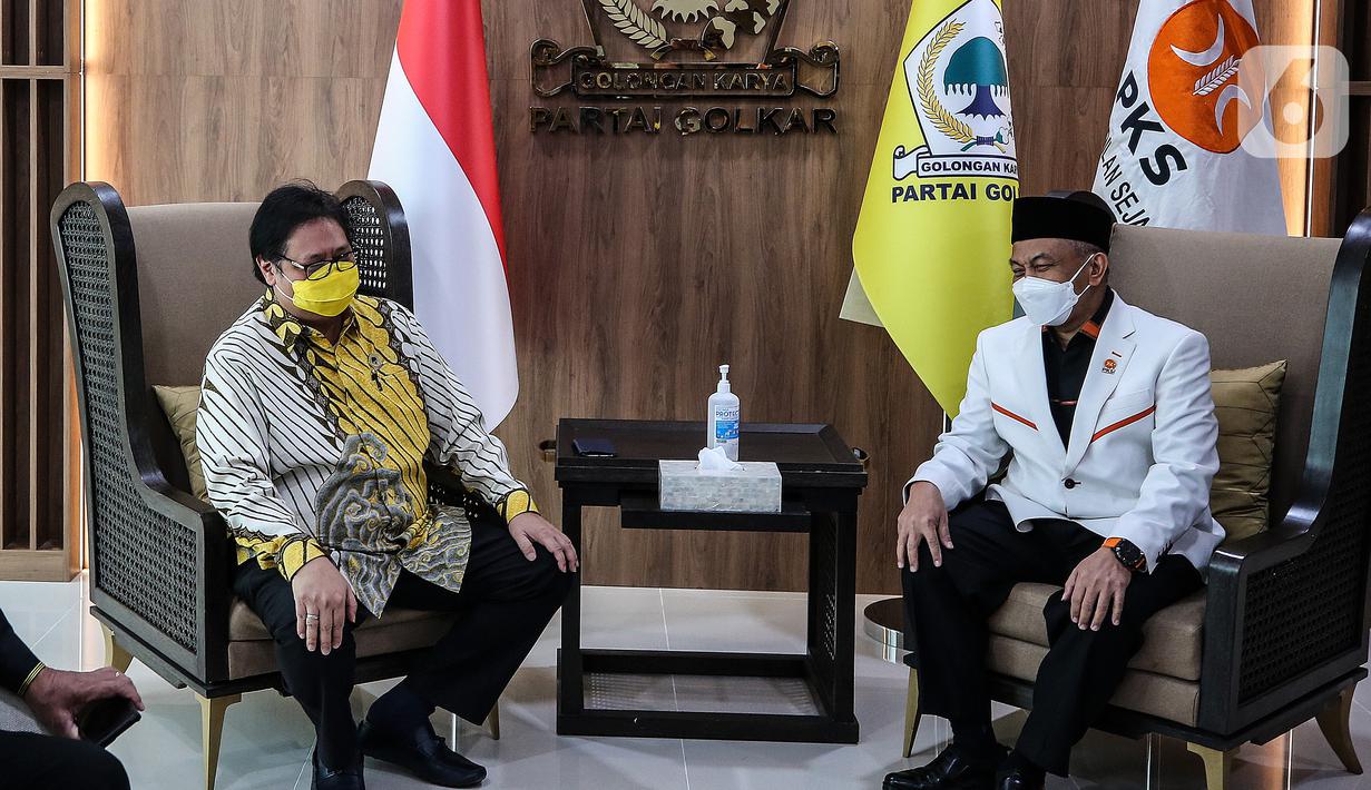 Ketum Partai Golkar Airlangga Hartanto berbincang dengan Presiden PKS, Ahmad Syaikhu di DPP Partai Golkar, Jakarta, Kamis (29/4/2021). Pertemuan dalam rangka silaturahmi kebangsaan serta perkenalan kepengurusan baru PKS di bawah kepemimpinan Presiden PKS Ahmad Syaikhu. (Liputan6.com/Johan Tallo)