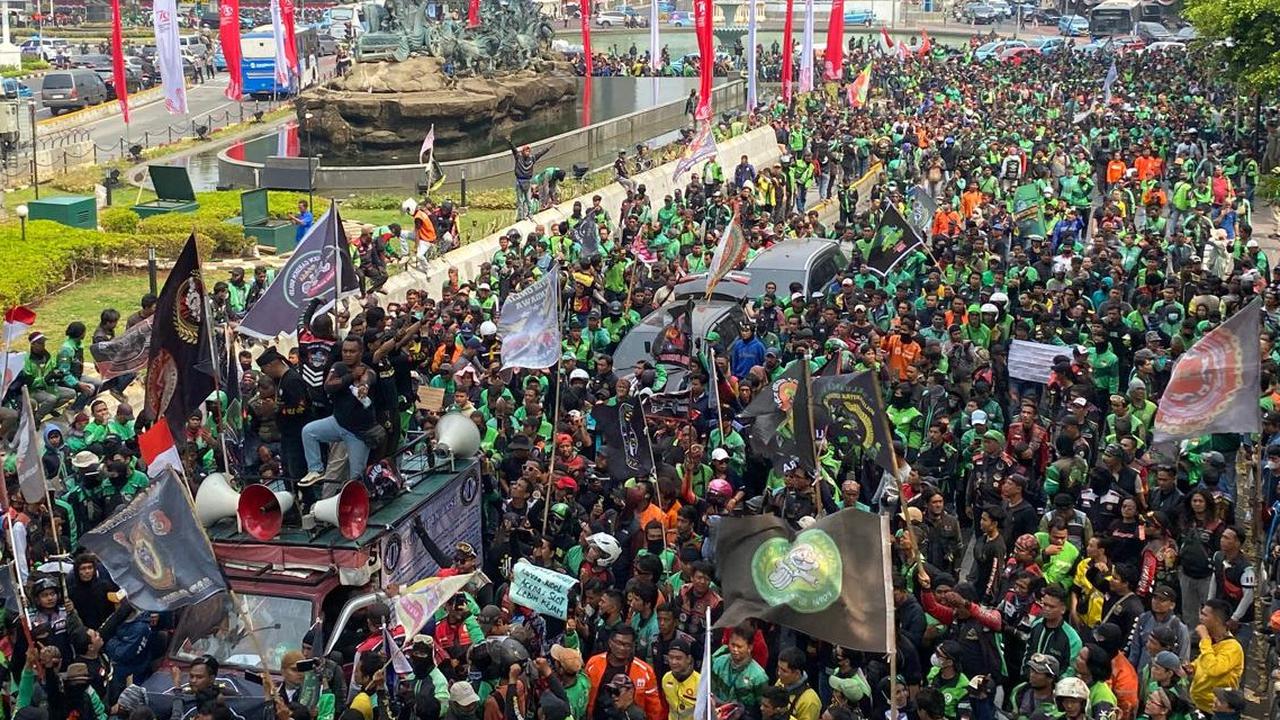 Situasi Terkini Demo Besar-besaran Driver Ojol di Patung Kuda, Massa Teriak ’Tak Siap Diperas’