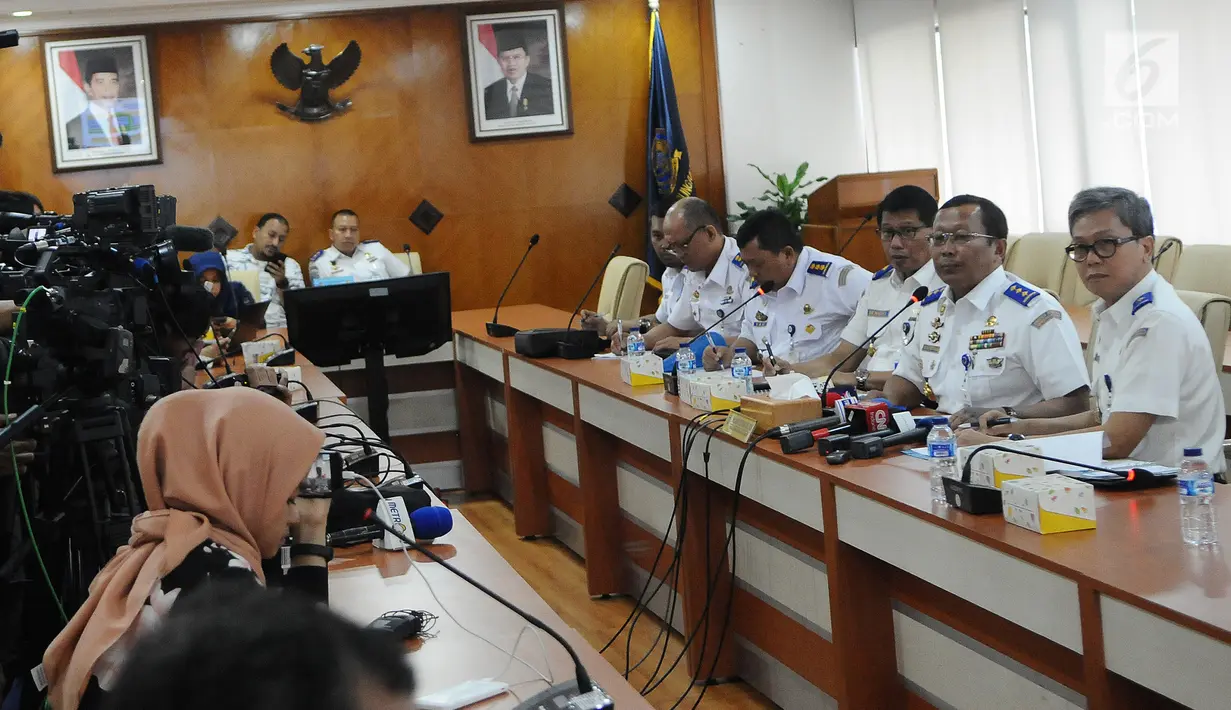 Dirjen Perhubungan Darat Kemenhub Budi Setiyadi mengumumkan tarif untuk ojek online (ojol) di Kementerian Perhubungan, Jakarta, Senin (25/3). Tarif batas bawah untuk Jabodetabek sebesar Rp 2.000 per km dan dan batas atas Rp 2.500 per km. (Liputan6.com/Herman Zakharia)