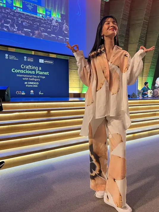 Melengkapi penampilannya, Raline Shah pilih kenakan sneakers dan anting-anting kecil [@ralineshah]