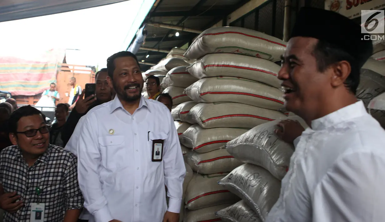 Direktur Utama Bulog, Budi Waseso dan Menteri Pertanian Amran Sulaiman melakukan sidak ke Pasar Induk Beras Cipinang, Jakarta, Kamis (8/11). Peninjauan sebagai upaya memonitor stabilisasi pasokan dan harga beras di pasar umum. (Merdeka.com/Imam Buhori)
