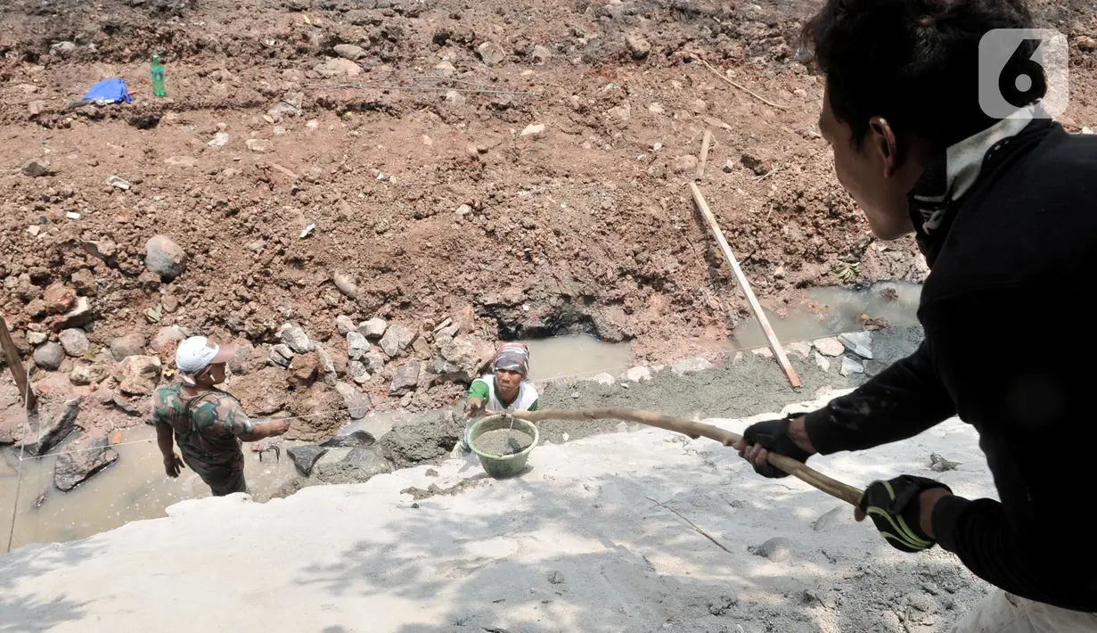 Aktivitas pekerja menyelesaikan proyek normalisasi Kali Kayu Putih, Jakarta, Selasa (15/10/2019). Proyek normalisasi Kali Kayu Putih yang merupakan aliran dari Kali Sunter sebagai langkah Suku Dinas Tata Air Jaktim dalam memaksimalkan fungsi kali pada musim penghujan. (merdeka.com/Iqbal S. Nugroho)
