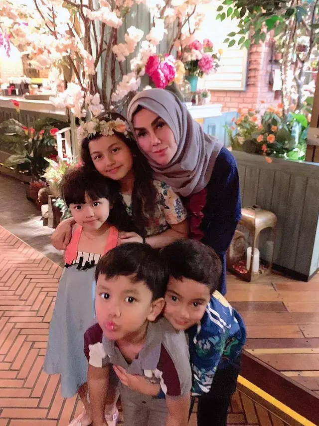 Dekat dengan Cucu, Ini 6 Momen Kebersamaan Mama Amy dengan Rafathar