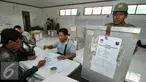 Distribusi logistik Pemilihan Kepala Daerah (Pilkada) Kota Depok berjalan lancar dan aman, Depok, Selasa (8/12). Saat ini posisi kotak sudah berada di kelurahan se-Kota Depok dan mulai dibagikan kepada TPS. (Liputan6.com/Yoppy Renato)
