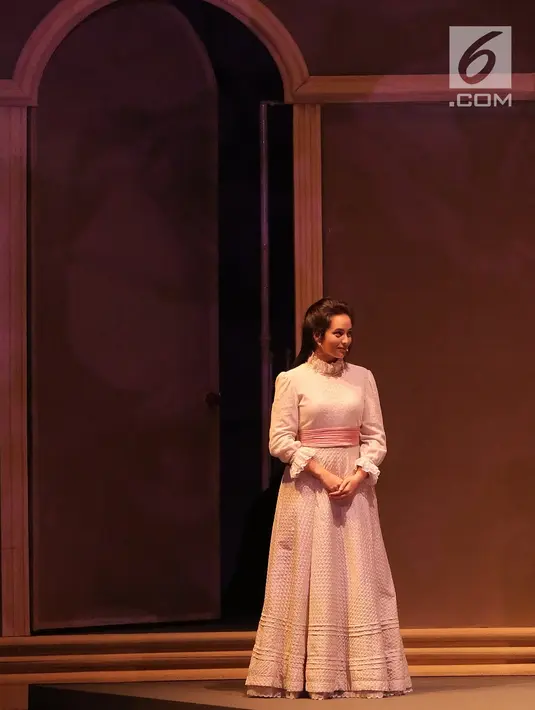 Chelsea Islan dalam pertunjukkan Bunga Penutup Abad di TIM, Jakarta (17/11).Pertunjukkan teater ini ini dialihwahanakan dari novel Bumi Manusia dan Anak Semua Bangsa yang termasuk dalam seri novel Tetralogi Pulau Buru. (Fimela.com/Bambang E.Ros)