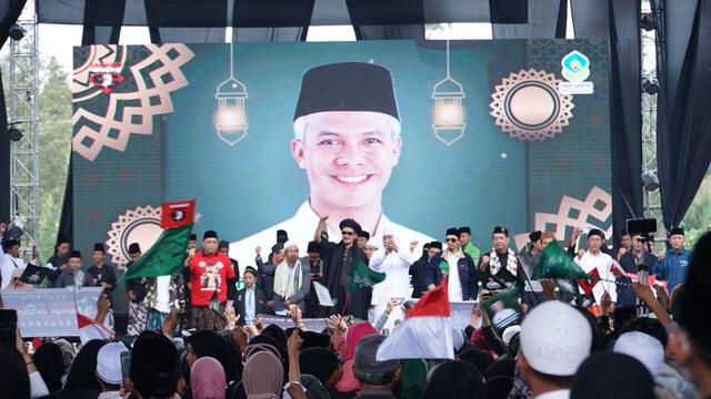 Sahabat Ganjar sambut hari ulang tahun Ganjar Pranowo pada 28 Oktober 2022 mendatang dengan menggelar Istighosah dan Sholawat Akbar bersama Gus Ali Gondrong yang berlangsung di Lapangan Pandawa, Kabupaten Banjarnegara, Kamis (27/10/2022) (Istimewa)