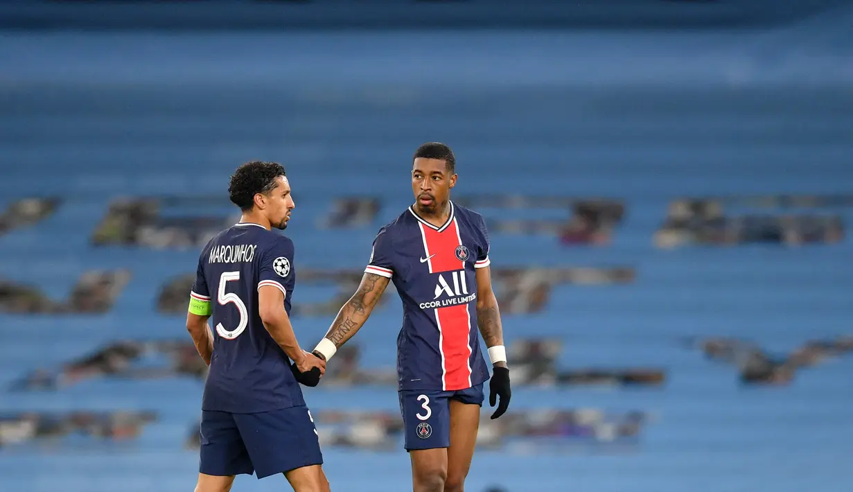 Bek PSG, Marquinhos (kiri) bersimpati dengan rekannya Presnel Kimpembe usai pertandingan melawan Manchester City pada leg kedua semifinal Liga Champions di stadion Etihad, Rabu (5/5/2021). Manchester City unggul agregat 4-1 atas PSG. (AFP/ Paul Ellis)