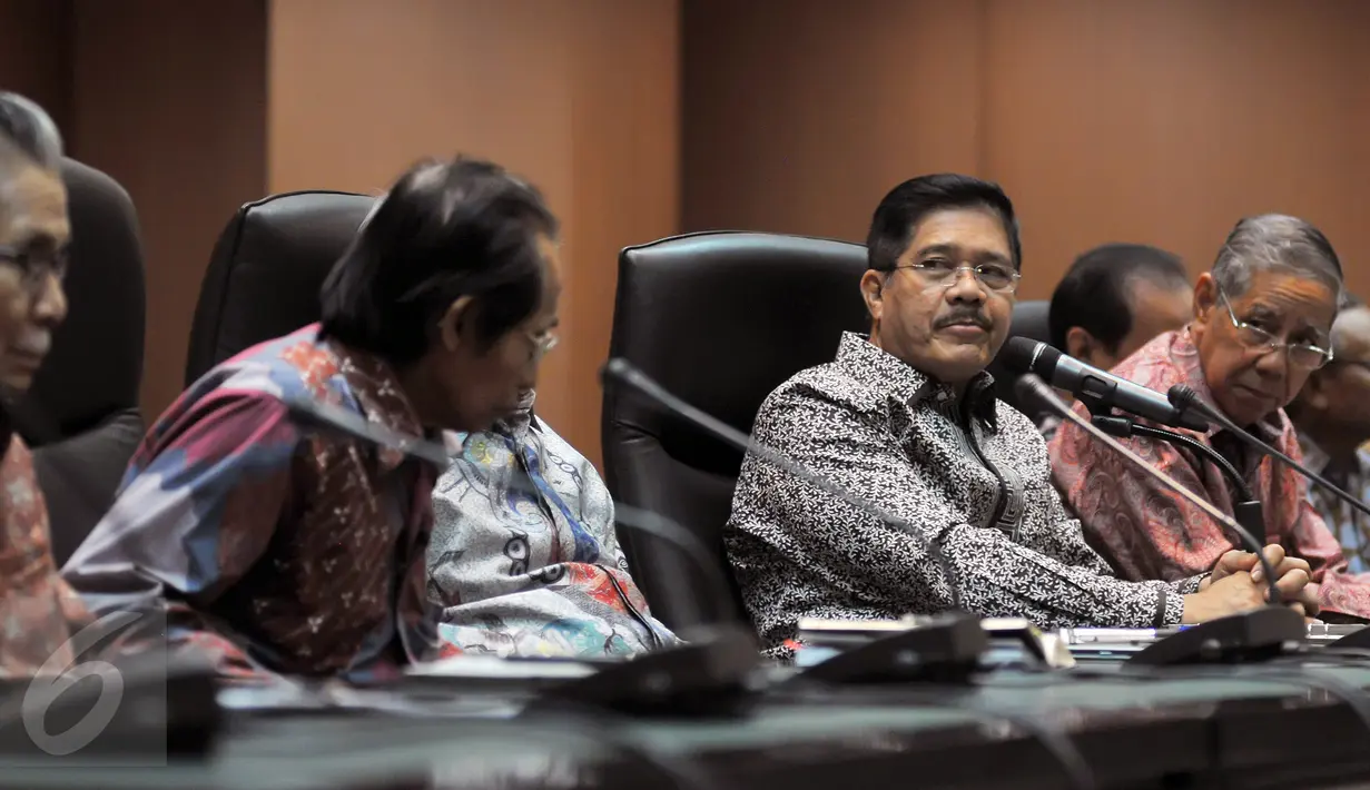 Ketua Mahkamah Agung, Muhammad Hatta Ali (kedua kanan) saat menggelar pertemuan dengan pimpinan MPR RI terkait undangan pidato laporan kinerja lembaga negara di Gedung MA, Jakarta, Kamis (9/7/2015). (Liputan6.com/Herman Zakharia)