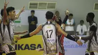 Ekspresi para pemain Surabaya BIN Samator dalam pertandingan seri ketiga putaran pertama PLN Mobile Proliga 2023 melawan Jakarta STIN BIN di GOR&nbsp;PSCC Palembang, Minggu (22/1/2023).