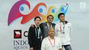 Perenang klub MNA, I Gede Siman Sudartawa (tengah) di podium kemenangan gaya punggung 100 m putra Kejuaraan Akuatik Indonesia Open 2017 di Stadion Aquatik GBK, Jakarta, Minggu (10/12). Siman menorehkan waktu 56,19 detik. (Liputan6.com/Helmi Fithriansyah)