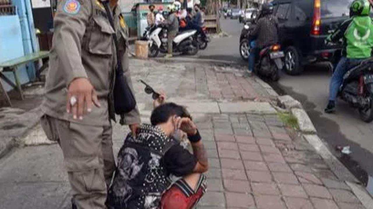 Satpol PP sudah melakukan pembinaan terhadap pengemis Aris. Pembinaan yang dilakukan mengacu Perda yang ada.
