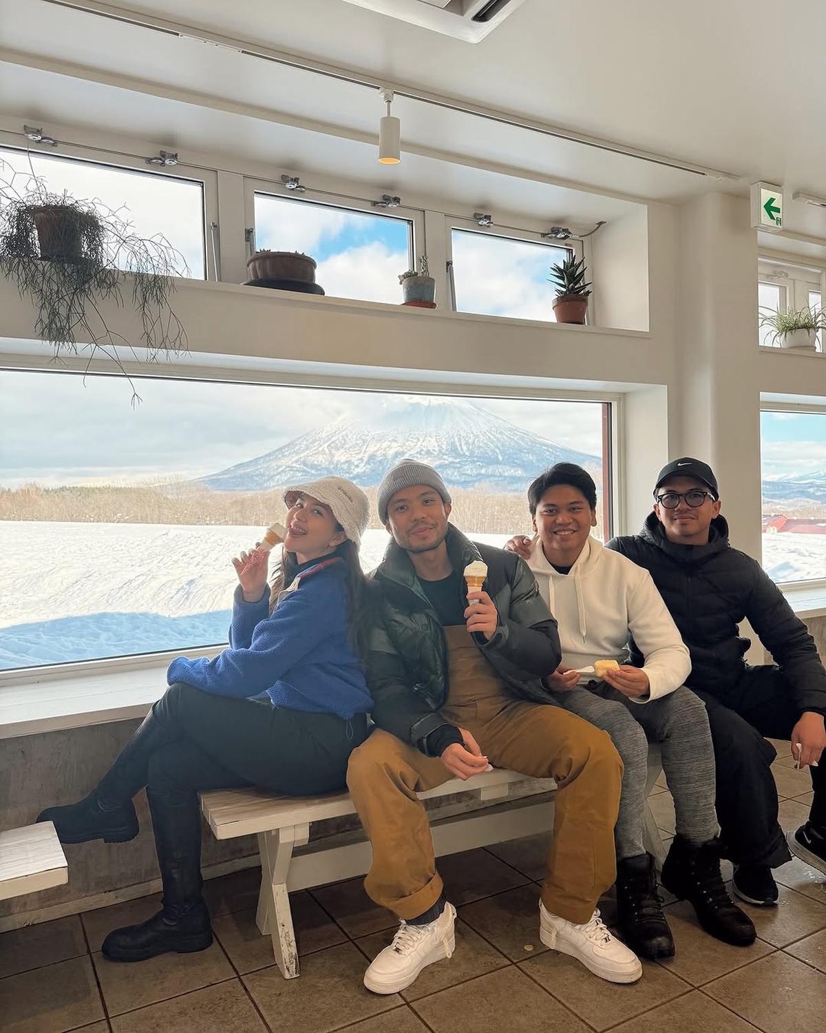 Potret Jessica Mila Menikmati Salju Bertiga Bersama Kyarra dan Yakup Hasibuan di Niseko, Jepang