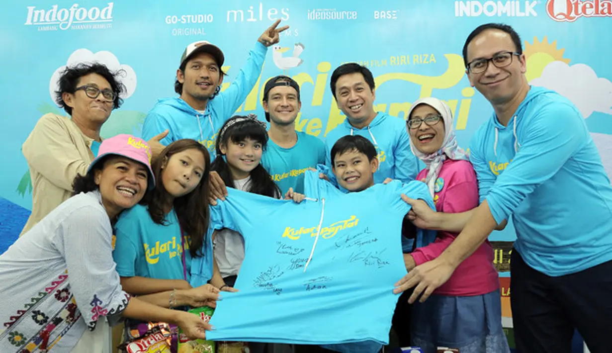 “Ini udah gue itemin (kulit). Rambut gue, gue cat. Setiap hari mainnya di laut, enggak boleh takut matahari. Jadi mencoba untuk mendekatkan sebagai orang yang lama tinggal di pantai atau di daerah pesisir,” kata Ibnu Jamil. (Deki Prayoga/Bintang.com)
