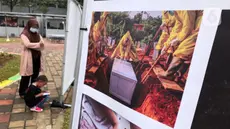 Komunitas “Kelas Jurnalis Cilik” dipandu pewarta foto mengikuti kegiatan tur pameran fotografi bertema 'Ragam Cerita Ibu Kota Sebelum dan Saat Pandemi COVID-19' di Thamrin 10, Jakarta, Minggu (6/12/2020). Pameran diselenggarakan oleh Pewarta Foto Indonesia - Jakarta. (Liputan6.com/Immanuel Antonius)