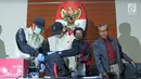 Suasana saat penyidik KPK memperlihatkan uang hasil OTT Bupati Subang Imas Aryumningsih di Gedung KPK, Jakarta, Rabu (14/2). Berdasarkan LHKPN melalui acch.kpk.go.id, Imas tercatat memiliki kekayaan Rp 50 miliar lebih. (Liputan6.com/Herman Zakharia)