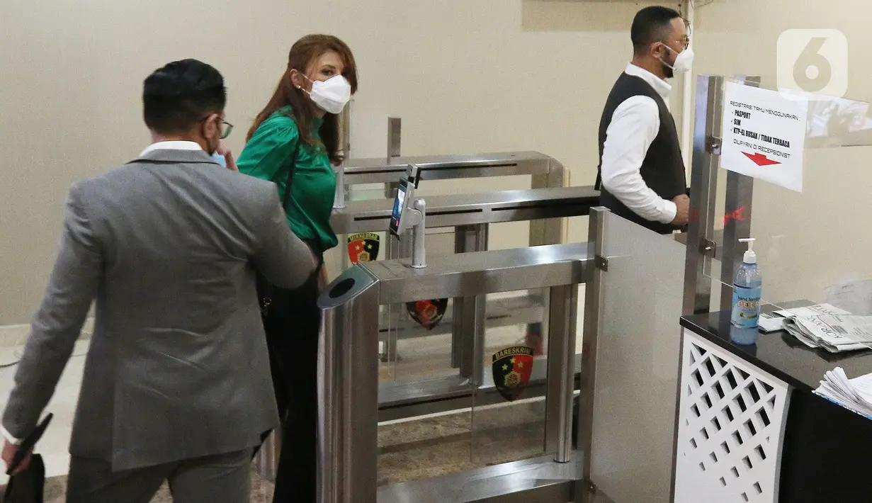 Artis Tamara Bleszynki saat tiba di Bareskrim Polri, Jakarta, Selasa (12/10/2021). Tamara membuat laporan ke Bareskrim Polri terkait kasus bisnis dengan kerugian mencapai belasan miliar rupiah. (Liputan6.com/Herman Zakharia)
