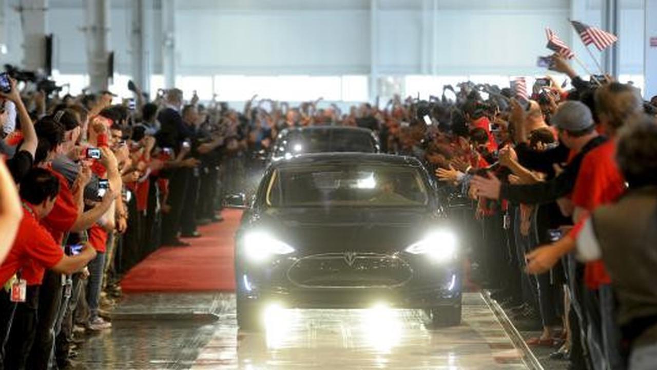Tesla Model S, sedan sport tenaga listrik resmi dipasarkan.