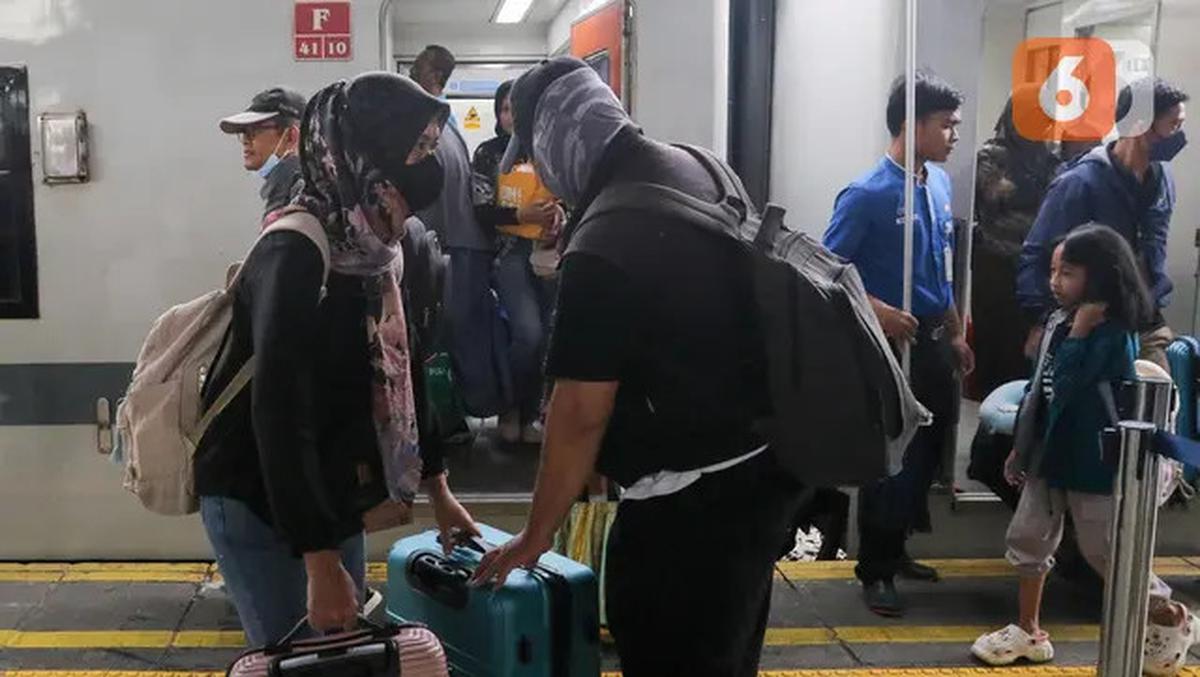 Arus Balik Lebaran 2025, Pemudik Pengguna KAJJ Padati Stasiun Pasar Senen Jakarta