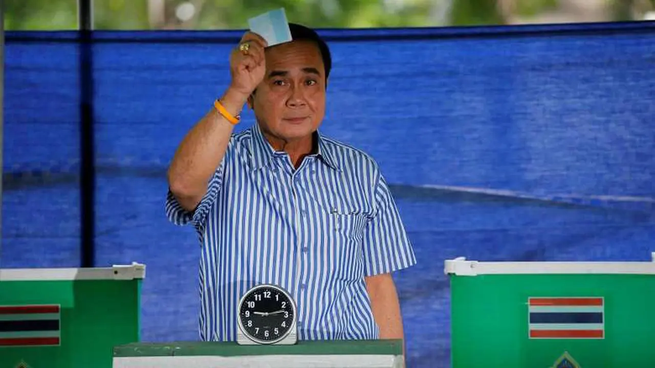  Perdana Menteri Thailand, Prayuth Chan-ocha, saat melakukan pemungutan suara di Bangkok.