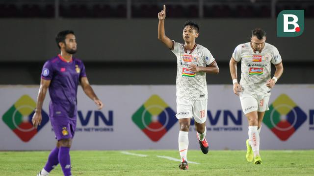 Winger Persija Jakarta, Alfriyanto Nico mencetak gol ke gawang Persik Kediri.