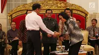 Presiden Jokowi memberi selamat kepada Menteri Keuangan Sri Mulyani ketika Sidang Kabinet Rencana Kerja Pemerintah Tahun 2019 di Istana Negara, Jakarta, Senin (12/2). Sri Mulyani dinobatkan sebagai menteri terbaik di dunia. (Liputan6.com/Anga Yuniar)