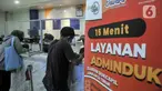 Warga antre saat mengajukan layanan administrasi kependudukan (Adminduk) di Kantor Suku Dinas Kependudukan dan Catatan Sipil (Dukcapil) Jakarta Timur, Kalimalang, Rabu (3/5/2023). (merdeka.com/Iqbal S. Nugroho)