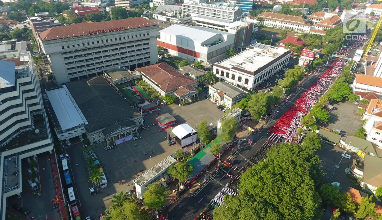 Sebanyak 24.000 peserta meramaikan Joged Bareng Goyang Semarangan memeriahkan HUT ke 472 Kota Semarang di Jalan Pemuda, Semarang, Kamis (2/5/2019). Joged Bareng Tari Semarangan diikuti para ASN pemkot, TNI/Polri hingga pelajar. (Liputan6.com/Gholib)