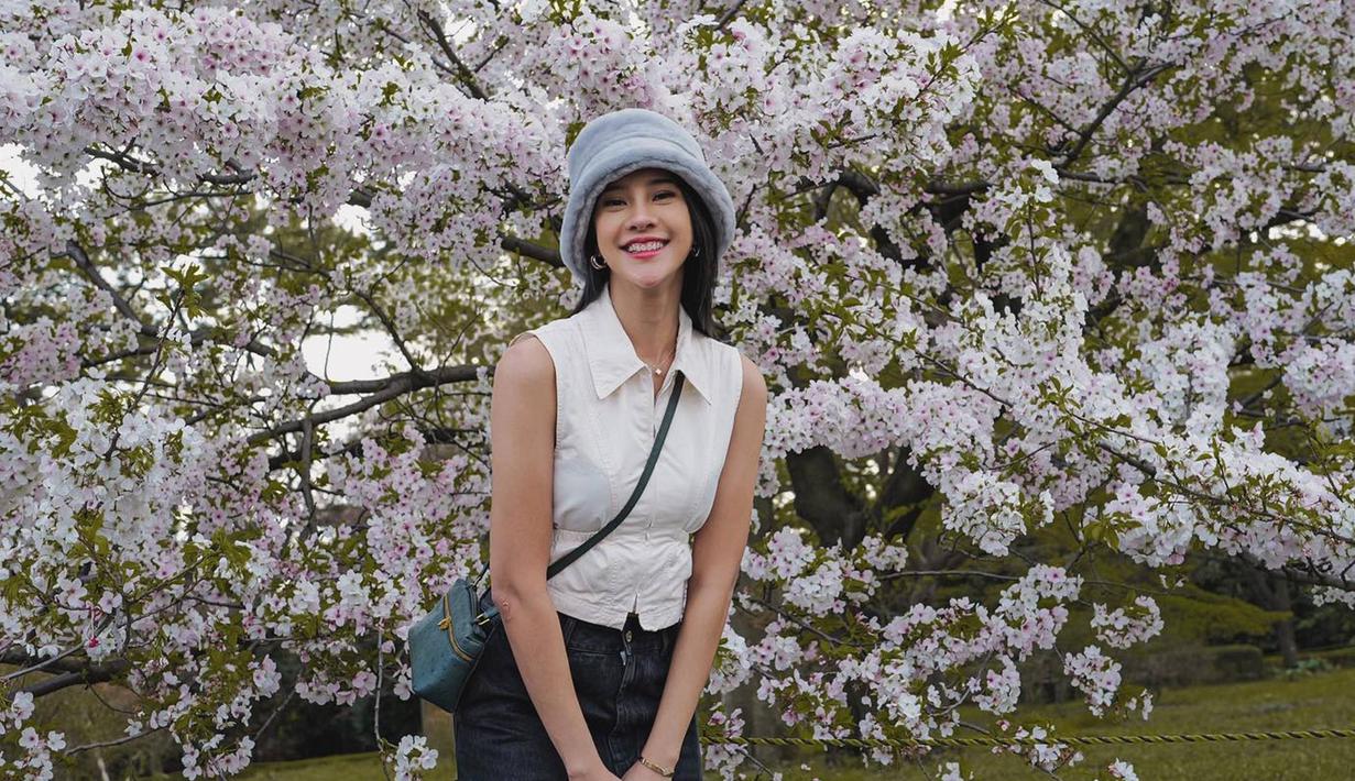 Lagi liburan di Jepang dalam momen musim semi, Anya abadikan banyak momen bersama bunga sakura yang baru bermekaran. Tampil dengan outfit kasual yang simpel, penampilannya terlihat begitu menawan ditambah dengan latar belakang pemandangan yang indah. (Liputan6.com/IG/@anyageraldine)