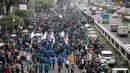 Massa mahasiswa sejumlah aliansi mulai mendatangi kawasan sekitar Gedung DPR untuk berunjuk rasa di Jakarta, Senin (11/4/2022). Diketahui, ada empat tuntutan yang disuarakan dalam aksi mahasiswa, salah satunya menolak penundaan pemilu 2024 atau masa jabatan 3 periode. (Liputan6.com/Faizal Fanani)