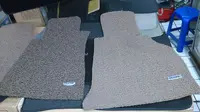 Karpet mobil fungsi dasarnya untuk alas dek dari kaki penumpang atau pengemudi.