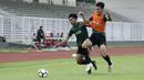 Pemain Timnas Indonesia U-23, Feby Eka Putra, berebut bola dengan Firza Andika saat internal game di Stadion Madya, Jakarta, Jumat(8/3). Latihan ini merupakan persiapan jelang kualifikasi Piala AFC U-23 di Vietnam. (Bola.com/Yoppy Renato)