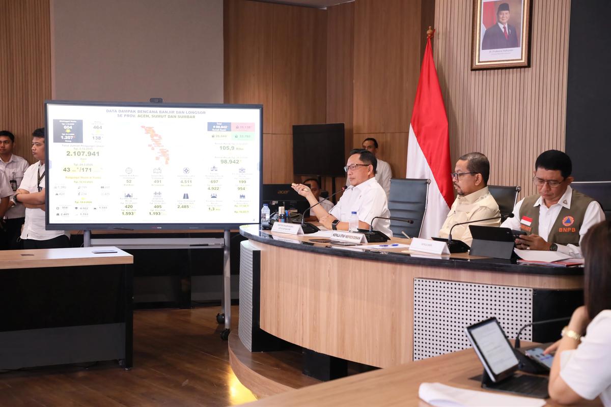 Kasatgas Tito Karnavian dalam konferensi pers percepatan rehabilitasi dan rekonstruksi pascabencana Sumatera