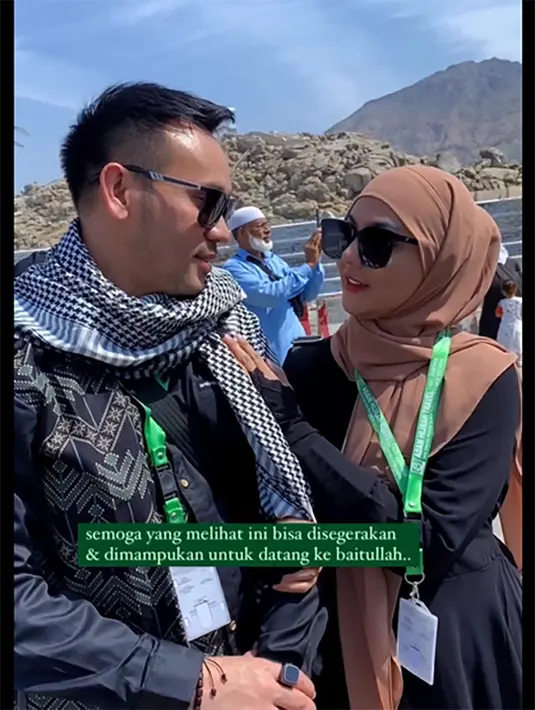 Jenita Janet mengungkapkan perjalanan yang luar biasa dijalani bersama suaminya. Penyanyi yang juga pemeran itu bersyukur karena bisa menjalankan ibadah umrah ke tanah suci Mekkah bersama orang tercintanya. [Instagram/jenitajanet]