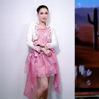 Kali ini, pelantun Alamat Palsu itu tampil bak Glinda, peri baik hati dari kisah The Wizard of Oz, lewat balutan dress pink yang manis, feminin, sekaligus modern saat tampil di atas panggung. [@ayutingting92].