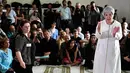 Pengacara keturunan Jerman-Turki sekaligus pendiri masjid, Seyran Ates memberikan penjelasan saat meresmikan Masjid Ibnu Rusyd-Goethe di Berlin, Jerman (16/6). (AFP Photo/John Macdougall)