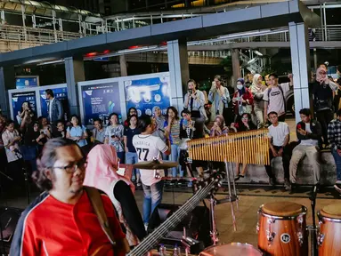 Grup musik OP Voice Band tampil dalam acara bertajuk Musik Tepi Barat dan Timur di jalur pedestrian kawasan Sudirman, Jakarta, Jumat (22/11/2019). Kegiatan rutin itu diadakan Dinas Pariwisata dan Kebudayaan Provinsi DKI pada Selasa dan Jumat mulai pukul 16.30 - 19.30 WIB (Liputan6.com/Faizal Fanani)