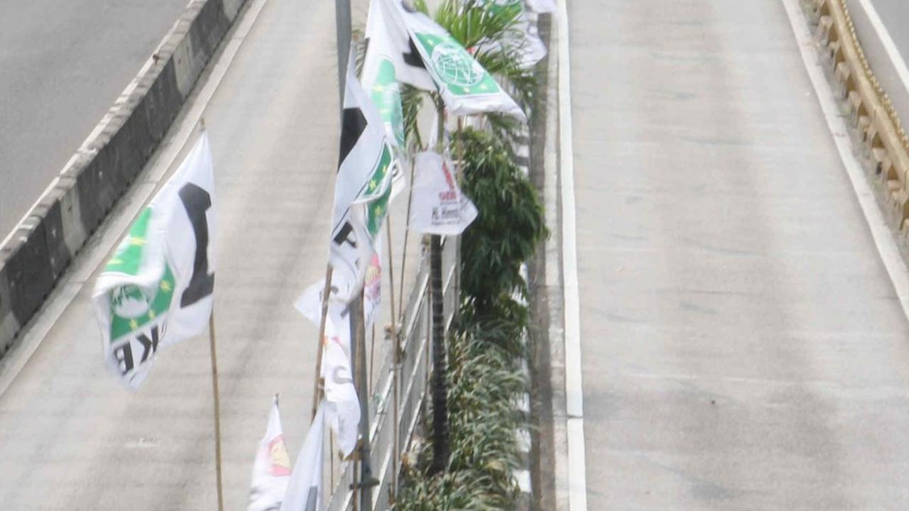 FOTO: Belum Masuk Masa Kampanye, Atribut Partai Politik Mulai Bertebaran dan Merusak Pemandangan Kota Jakarta