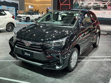 Yang pertama adalah toyota agya. Mobil hatchback berukuran kecil ini memiliki dimensi 3.830mm x 1.665mm x 1.505mm. Mobil ini dapat memuat hingga 5 orang penumpang dan dibanderol dengan harga mulai dari Rp167 jutaan. Dengan harga itu sudah mendapat mobil dengan headlamp LED, kabin luas dan mesin berperforma tinggi. Konsumsi BBM mobil ini mencapai 22km/liter.