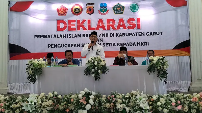 Kepala Kemenag Garut Cece Hidayat memberikan sambutan dalam Deklarasi Pembatalan Islam Bai’at Takfiri/NII, di Kecamatan Pamengpeuk, Garut. (Liputan6.com/Jayadi Supriadin)