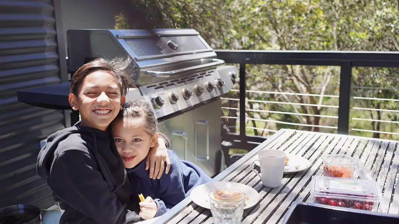 6 Potret Kekompakan Buah Hati Nana Mirdad dan Andrew White, Sibling Goals