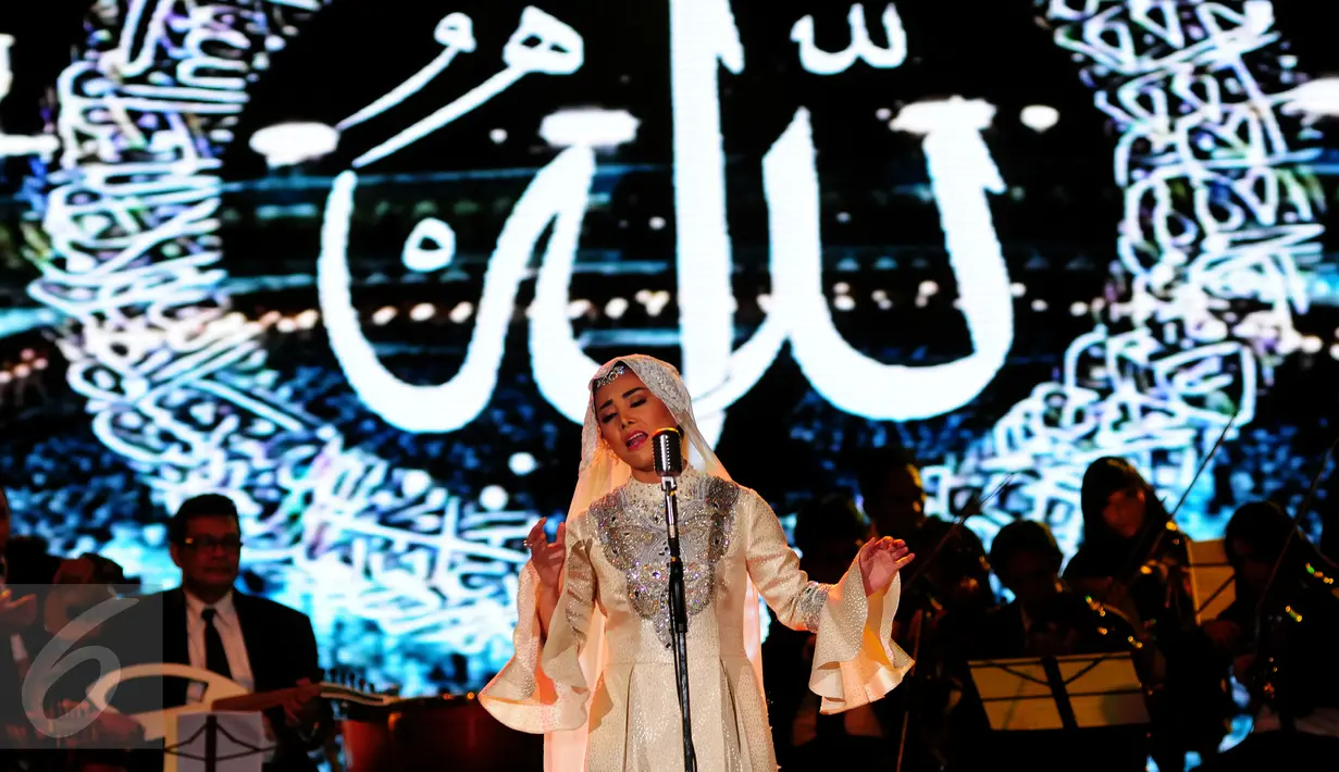 Jelang Ramadan, Cici Paramida akan meluncurkan sebuah album reliji bertajuk ‘Selawatan’”, Jakarta, Senin, (15/6/2015).  Cici terlihat mempesona dengan balutan busana bernuansa putih. (Liputan6.com/Faisal R Syam)