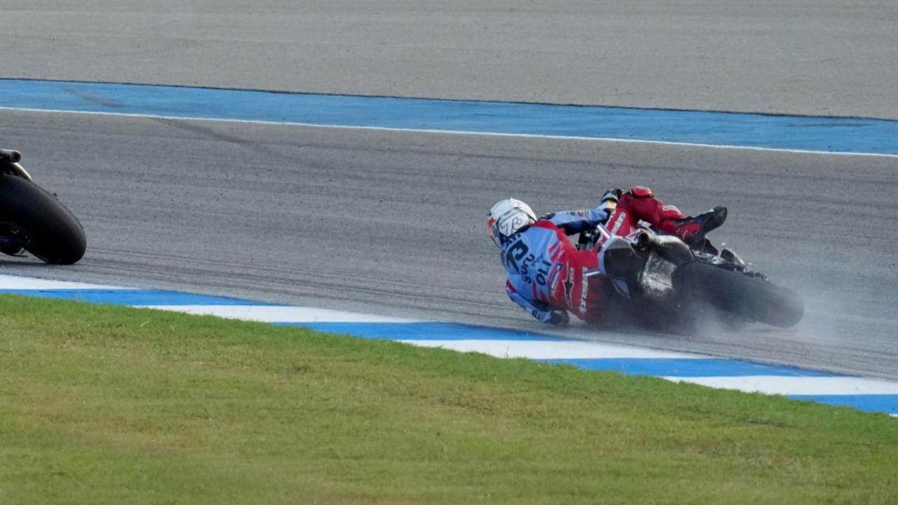 Pada Lap 13, Alex Marquez mengalami kecelakaan di Tikungan 10 dan gagal finis.<br>Jatuhnya Alex membuat Pecco naik ke posisi 3.