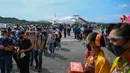 Turis domestik turun dari pesawat Boeing 738 Malaysia Airlines setelah mendarat di Langkawi dari Bandara Internasional Kuala Lumpur saat pulau liburan dibuka kembali untuk turis domestik menyusul penutupan karena pembatasan untuk menghentikan penyebaran Covid-19 (16/9/2021). (AFP/Mohd Rasfan)