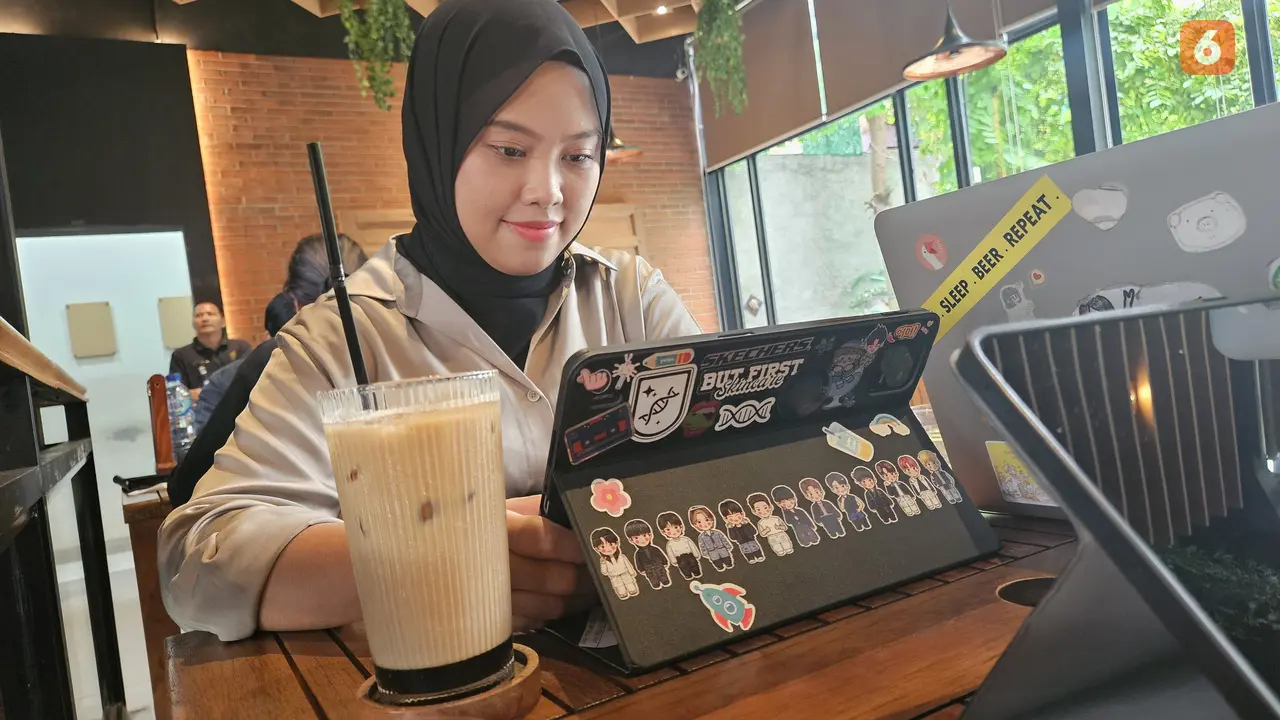 Nikmati cokelat Dubai dan kopi susu kekinian tanpa khawatir kesehatan! Pakar gizi membagikan 6 tips praktis agar tetap bisa mengikuti tren tanpa risiko kolesterol tinggi dan diabetes. (Foto: Aditya Eka Prawira/Liputan6.com)