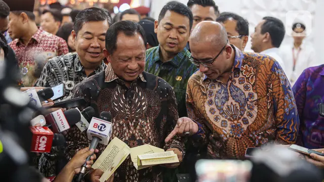Menteri Dalam Negeri Tito Karnavian Serahkan DP4 untuk Pilkada 2024
