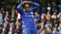 Gelandang Chelsea, Willian, tampak kecewa usai gagal membobol gawang Newcastle United pada laga Premier League 2019 di Stadion Stamford Bridge, Sabtu (19/10). Chelsea menang 1-0 atas Newcastle United. (AP/Steven Paston)